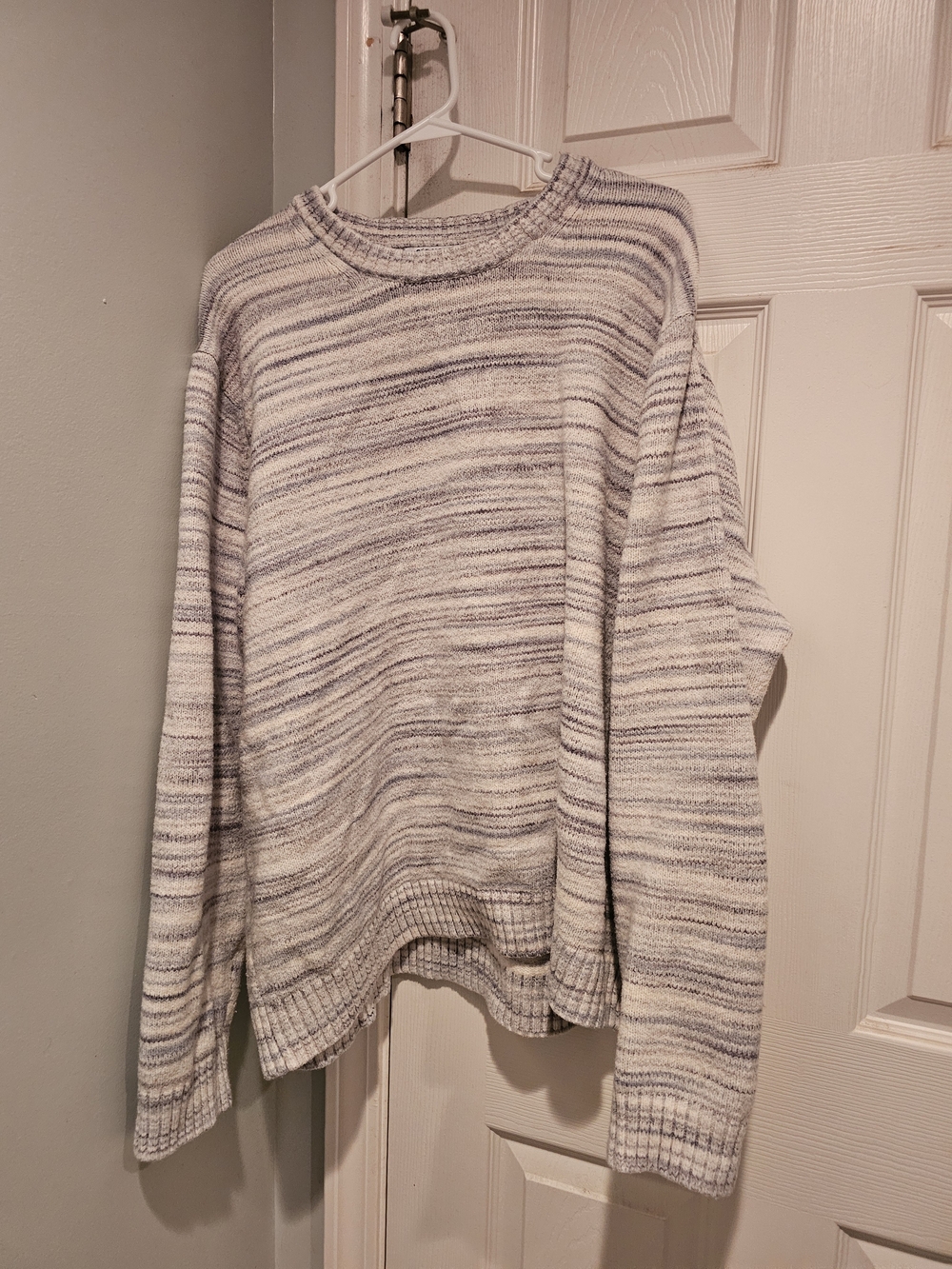 Old Navy Men's White and Blue Striped Knit Sweater